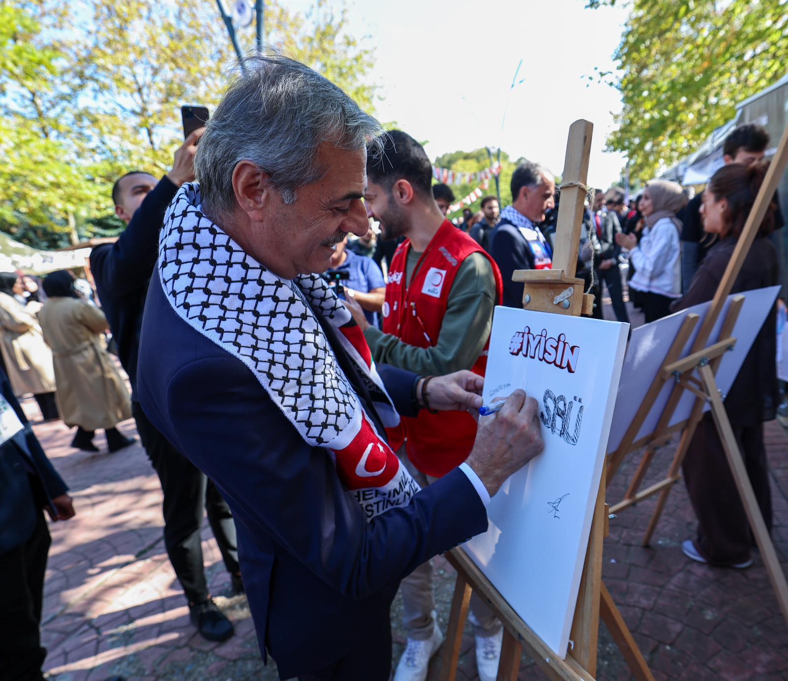 Yusuf Alemdar güzel gelişmeyi gençlerle paylaştı: “Şehir Kütüphanesi için çalışmalar başlıyor”