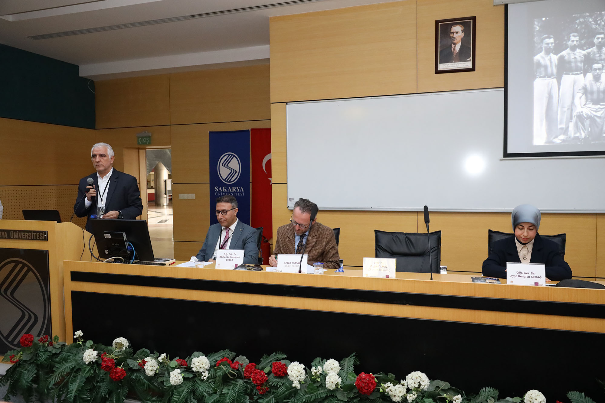 ‘Bir Şehir İki Çınar’ sempozyumunun ilk oturumu Faik Baysal oldu