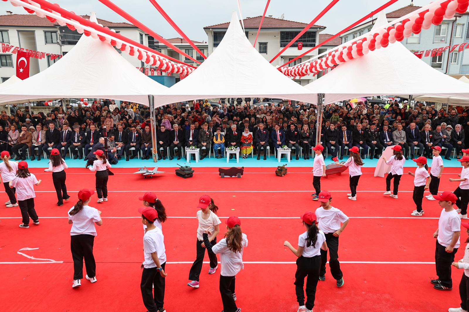 Alemdar miniklerin 23 Nisan coşkusuna ortak oldu: “Tüm çocuklarımızın bayramı kutlu olsun”