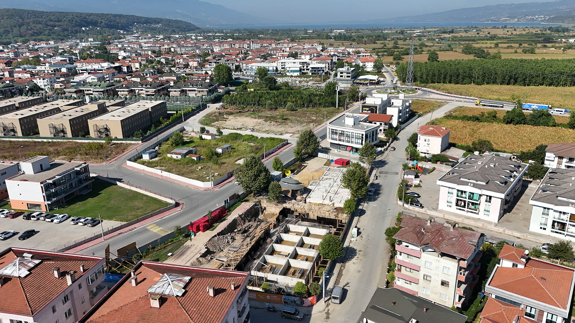 Arifiye’de gençlerin göz bebeği olacak proje yükseliyor: Yüzme havuzu, sanat ve müzik atölyesi, akıl oyunu alanları…