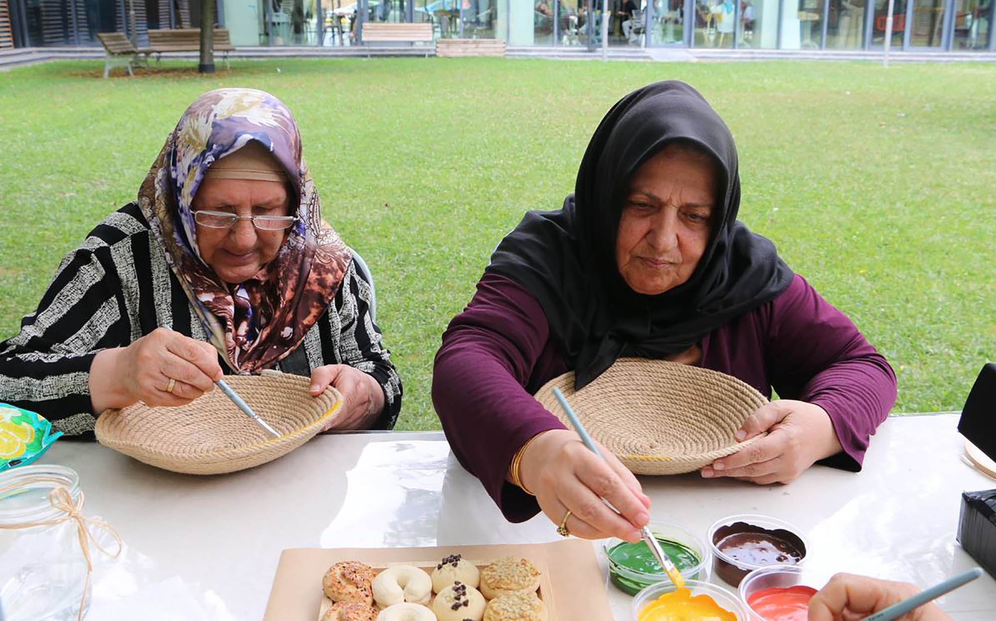Özel bireyler ve anneleri hobi atölyelerinde el ele