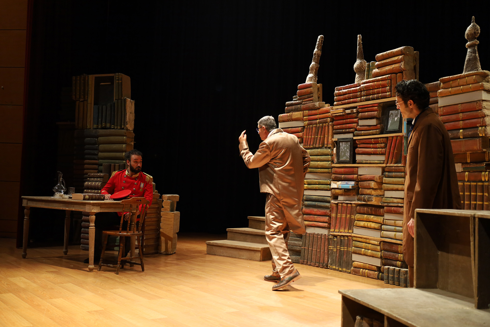 Usta oyuncular sahnedeydi: Çehov Kabare’ye yoğun ilgi