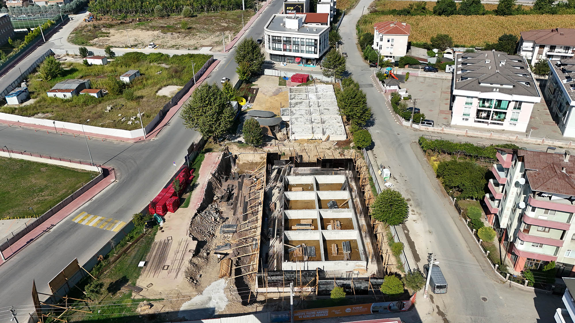 Arifiye’de gençlerin göz bebeği olacak proje yükseliyor: Yüzme havuzu, sanat ve müzik atölyesi, akıl oyunu alanları…