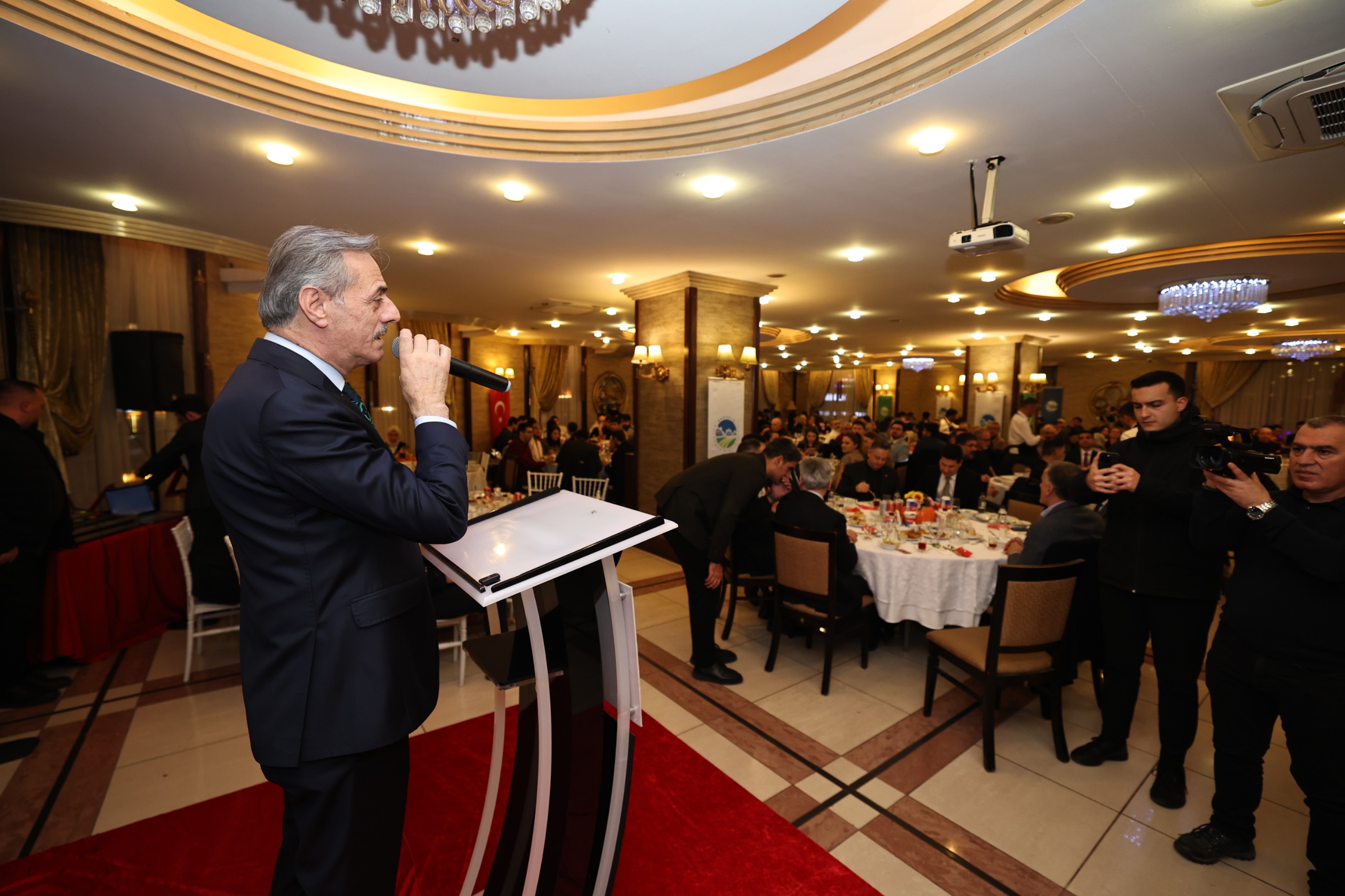 “Vefası ve fedakarlığıyla sağlık camiası her övgüyü fazlasıyla hak ediyor”