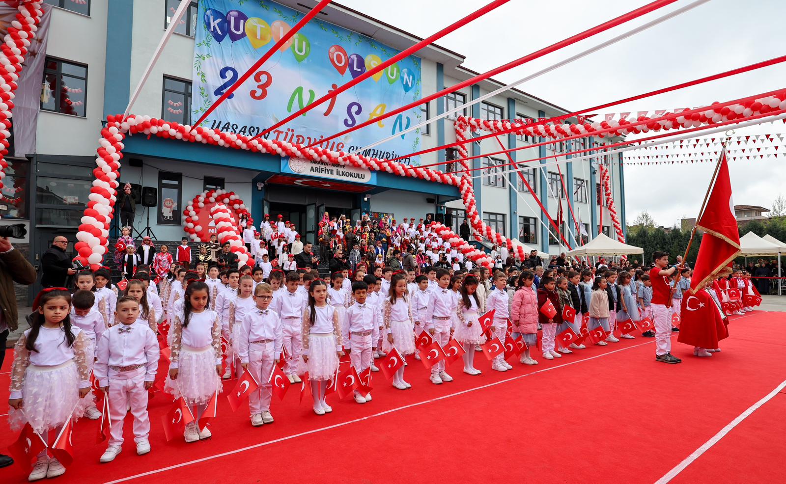 Alemdar miniklerin 23 Nisan coşkusuna ortak oldu: “Tüm çocuklarımızın bayramı kutlu olsun”
