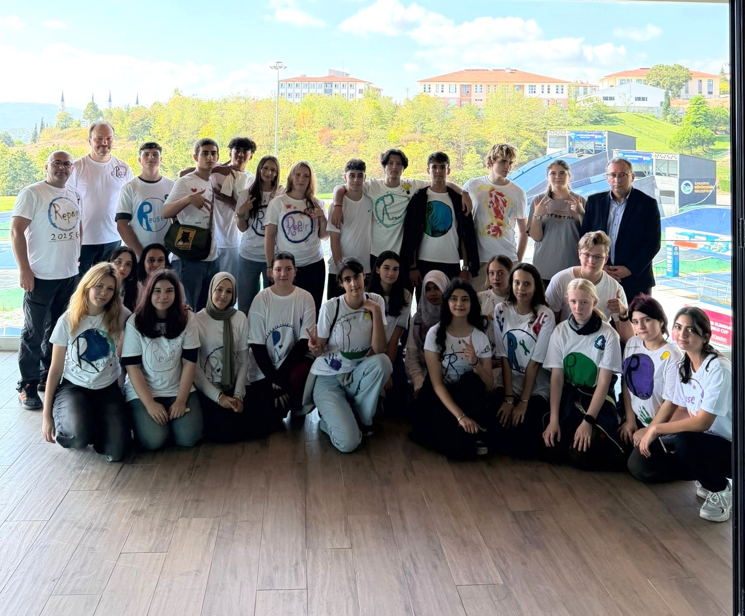 Misafir gençler Sakarya’da ‘yeşil gelecek’ için pedal çevirdi