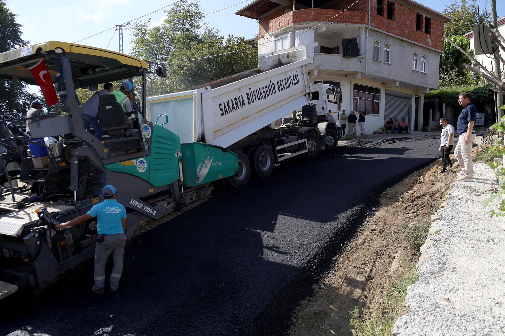 Büyükşehir bu kez Kocaali’de işleme başladı: 8 mahalle, 5 bin 500 metre güzergâh ve 8 bin ton asfalt