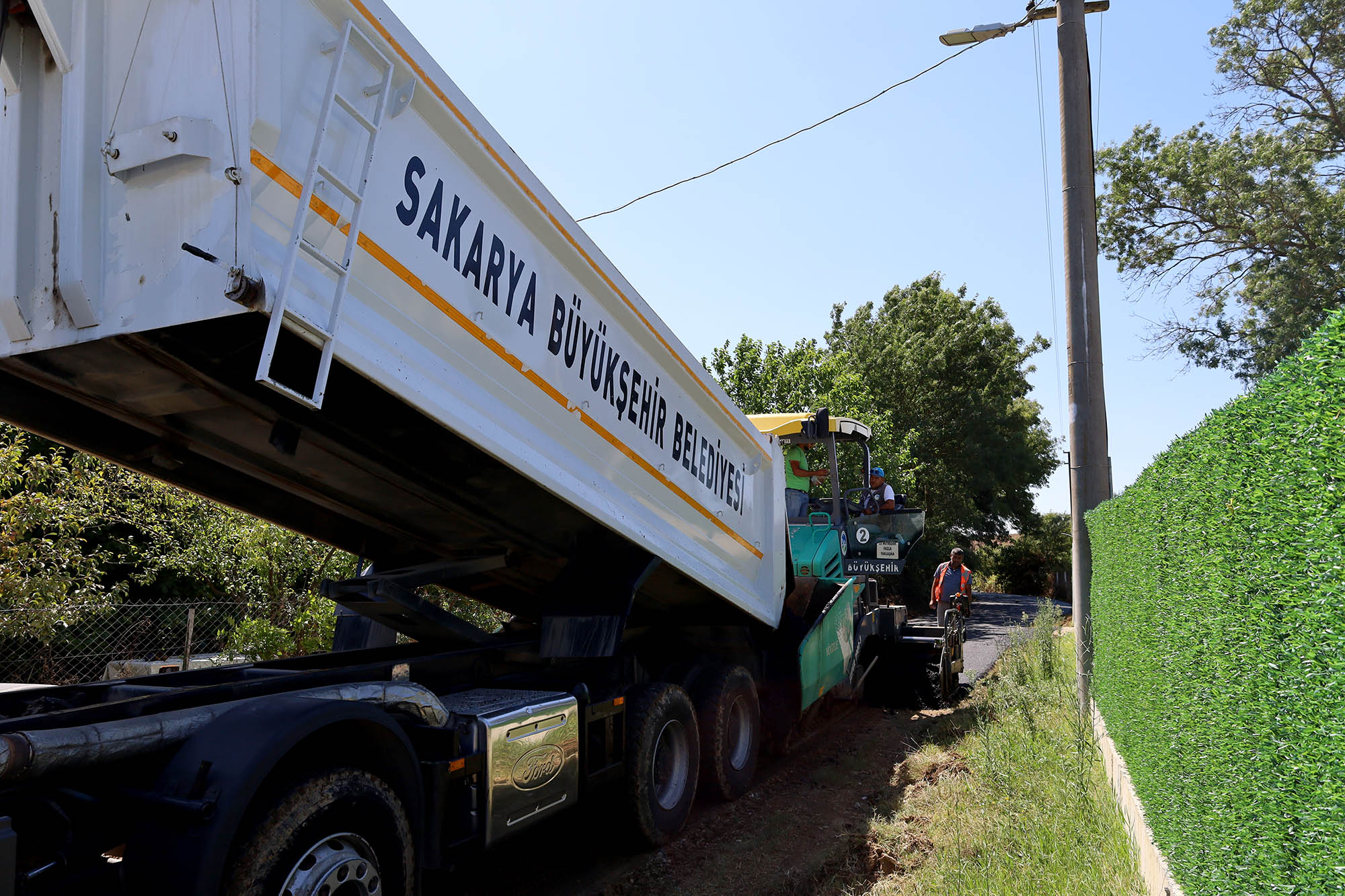 Büyükşehir, Kaynarca’yı sıcak asfalt konforuyla buluşturmaya devam ediyor