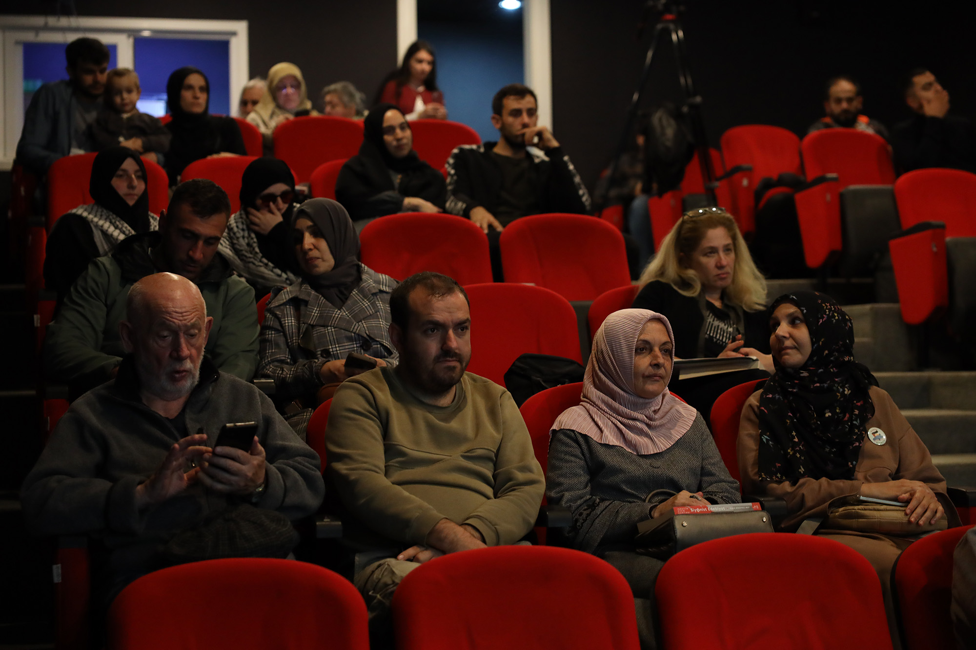 “Sahadaki gerçekler tüm edebi kurguları yerle bir etti”