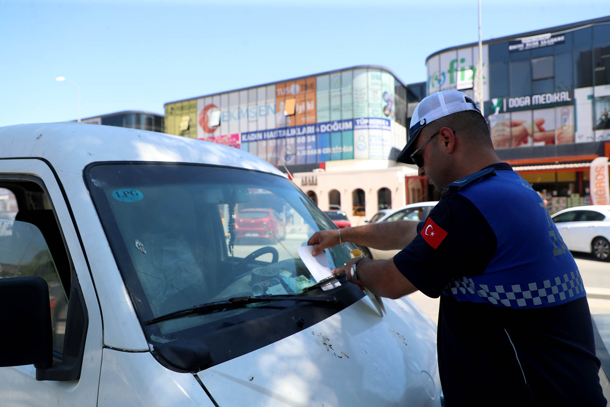 Büyükşehir yayaları zora sokan kaldırım işgalini sıkı takibe aldı