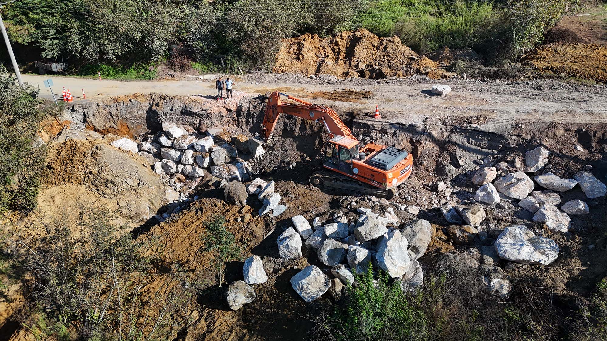 Büyükşehir bu kez Kocaali’de işleme başladı: 8 mahalle, 5 bin 500 metre güzergâh ve 8 bin ton asfalt