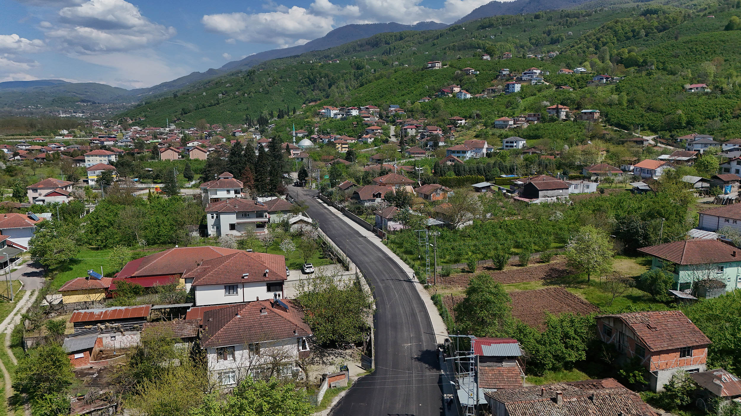 Büyükşehir asfalt sezonunu Akyazı’da açtı: 3 mahalleyi kapsayan 8 kilometrelik yol sıcak asfaltta buluşuyor