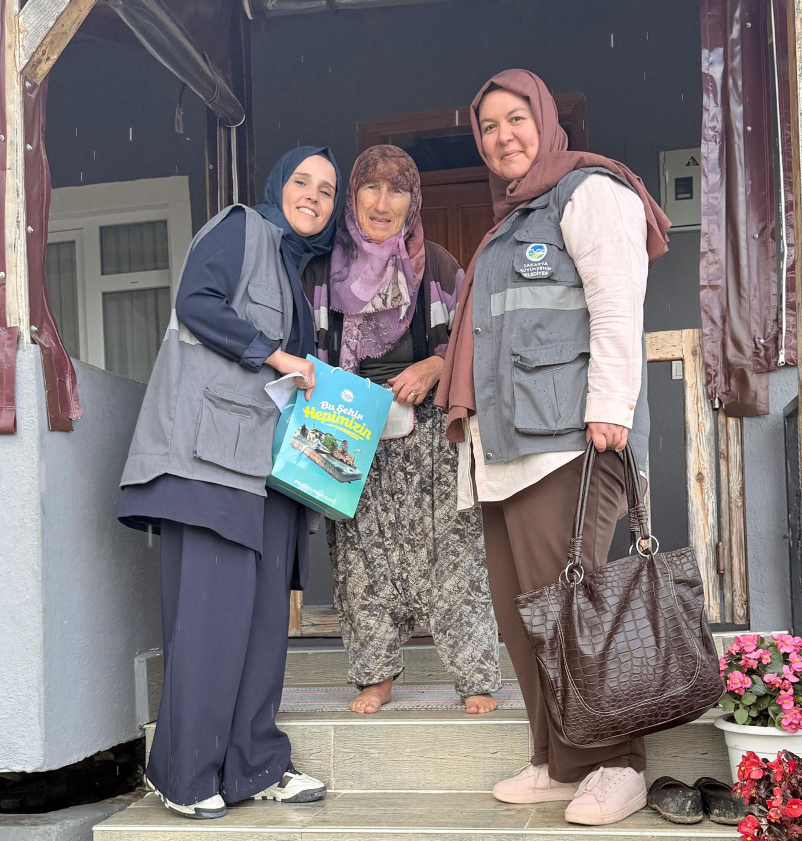 Büyükşehir şehrin dört bir yanında yürekleri ısıtıyor