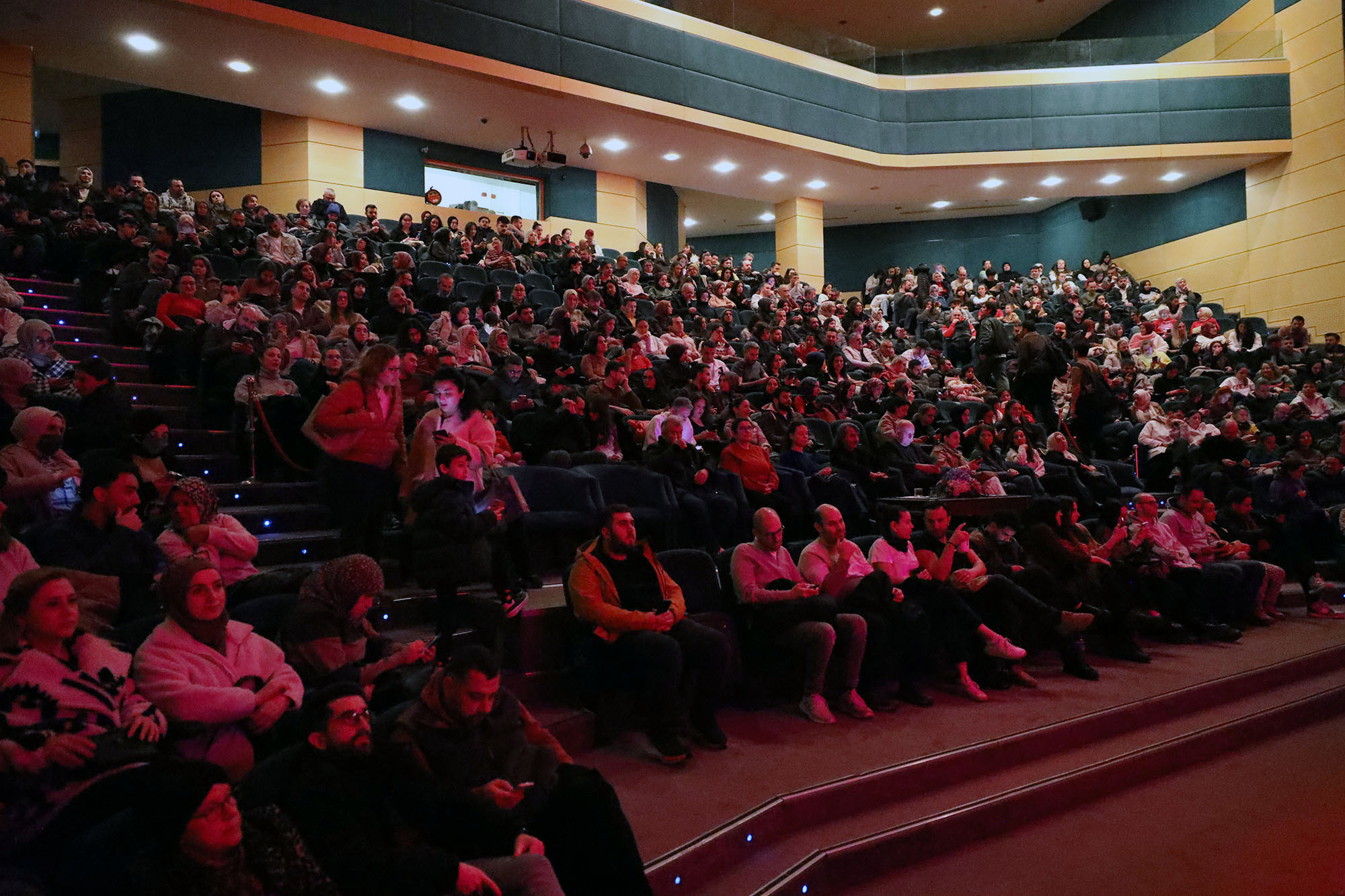 "Kibarlık Budalası" Sakarya’da sahnelendi, salonu dolduran izleyicilerden tam not aldı