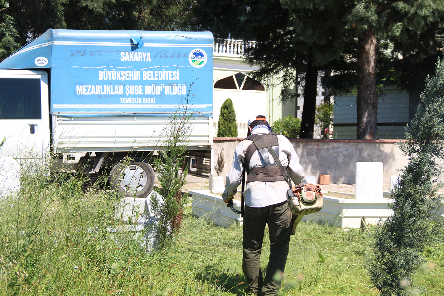 460 mezarlık bayrama hazırlanıyor