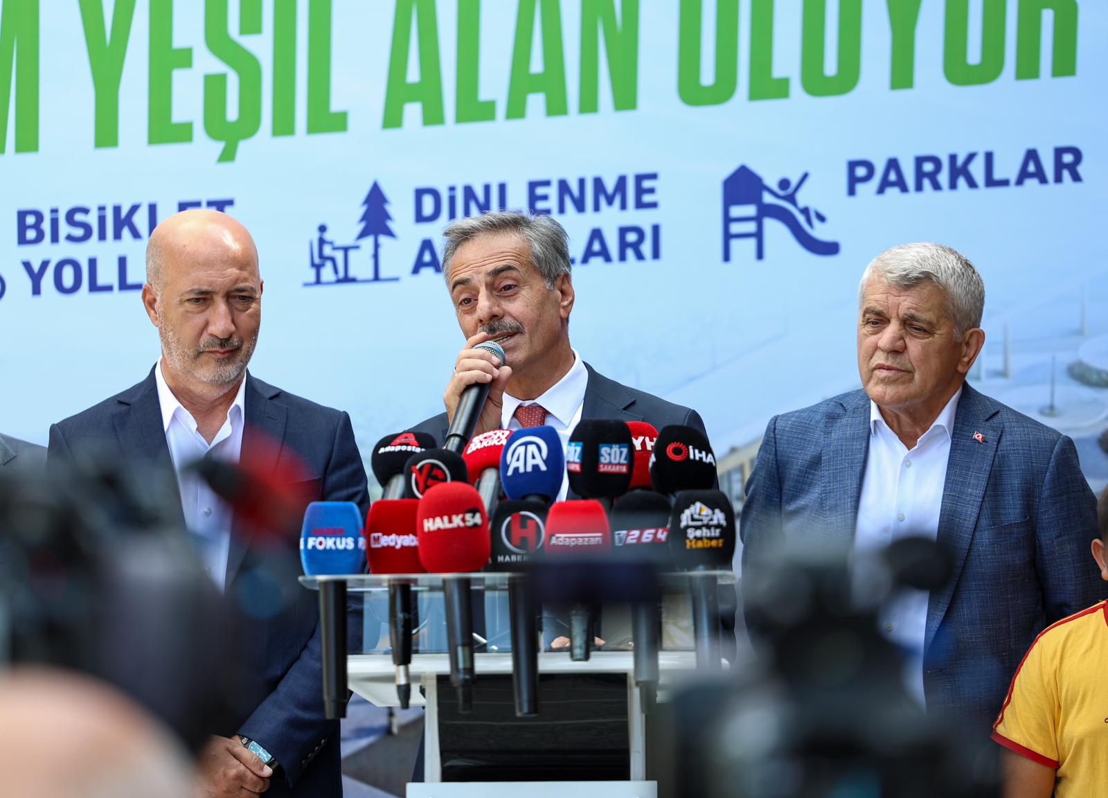 Şehri ikiye ayıran raylar yer altına alınıyor, üzeri yeşil alan oluyor: Sahada ilk ray sökümü için makineler çalıştı