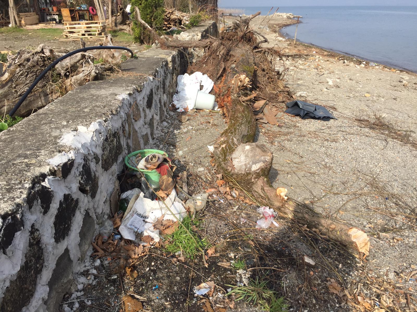 Göl çevresinden 10 poşet çöp toplandı