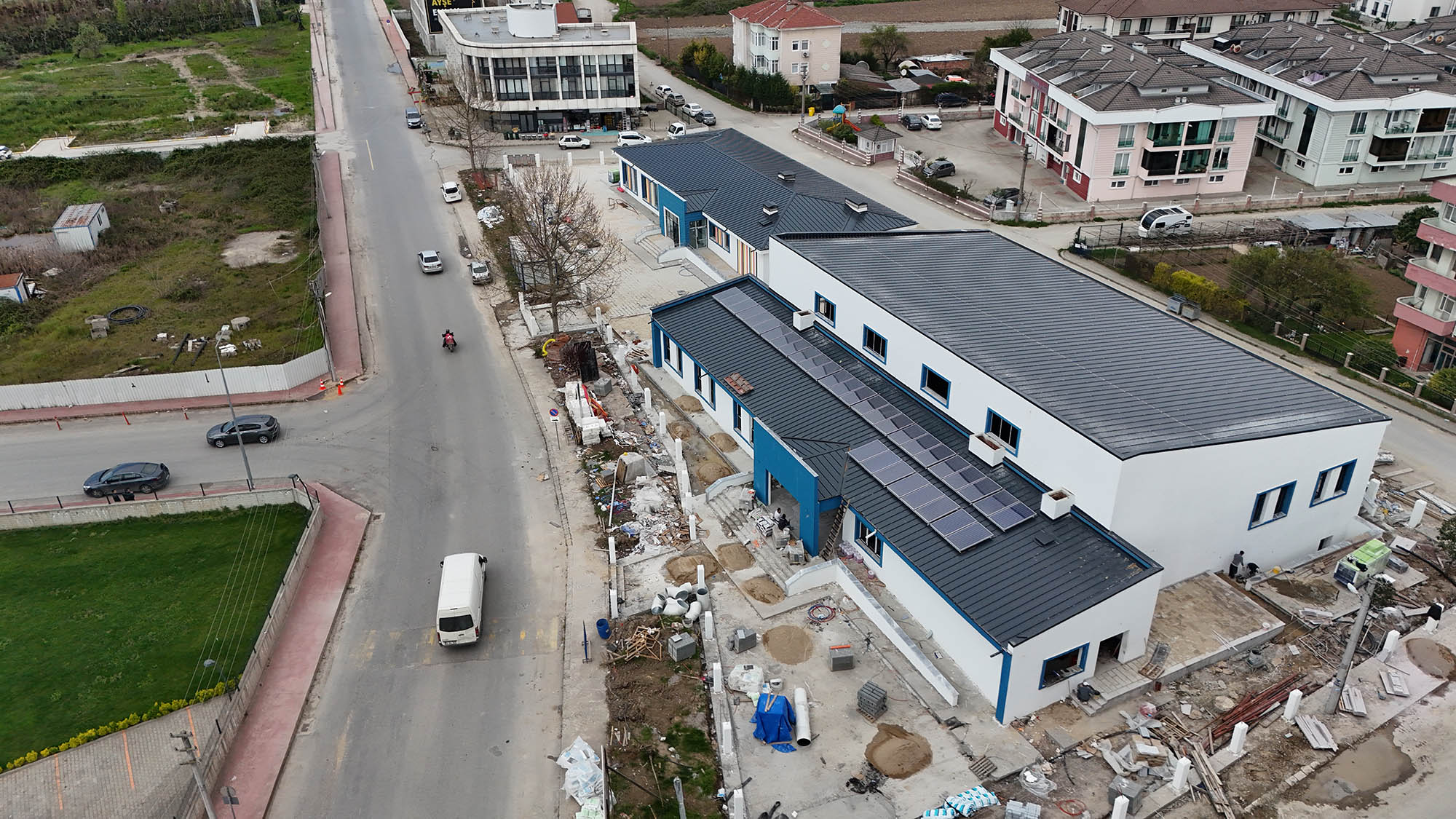 Arifiye Yüzme Havuzu ve Gençlik Merkezi hızla tamamlanıyor