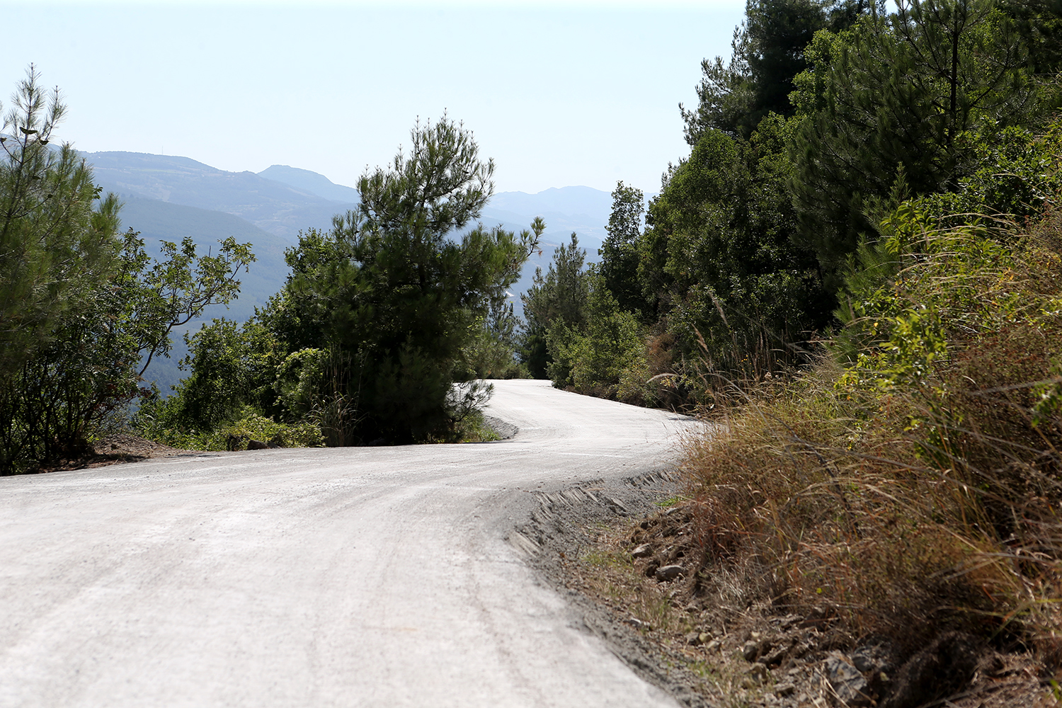 Geyve’nin iki mahallesinde daha beton yol tamam