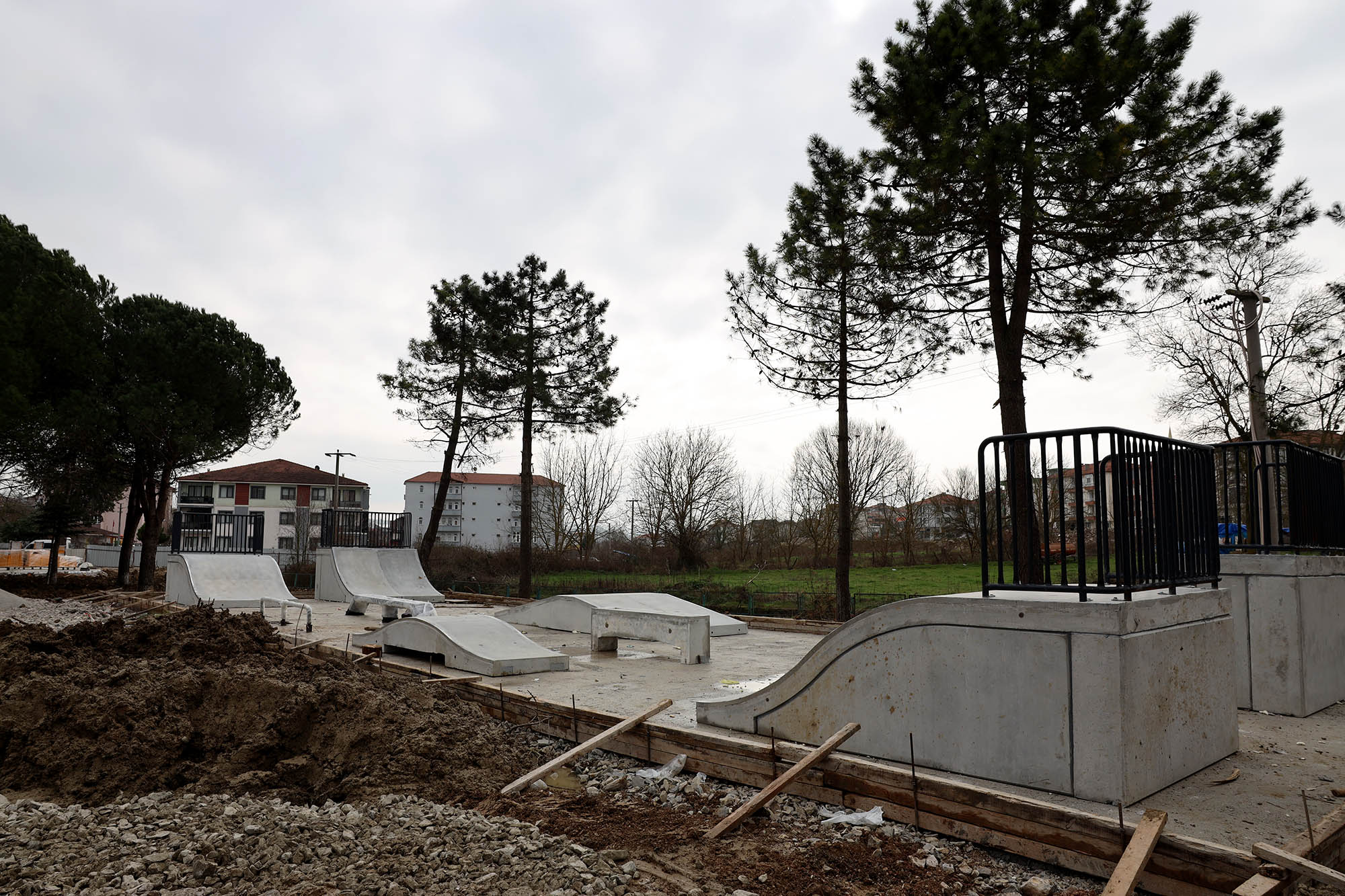 Kaynarca’nın yeni yaşam alanı olacak proje hız kazandı: Trambolinler, 3 pota basket sahası ve kaykay pisti…