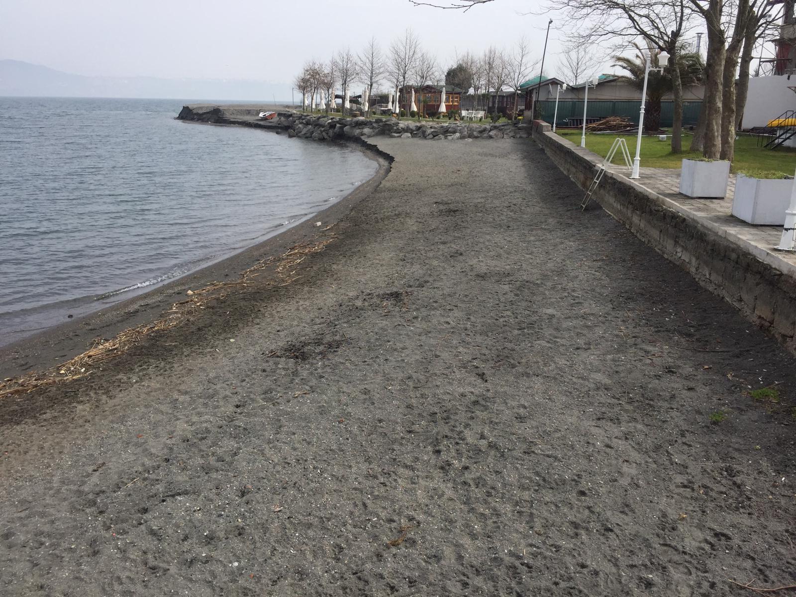 Göl çevresinden 10 poşet çöp toplandı