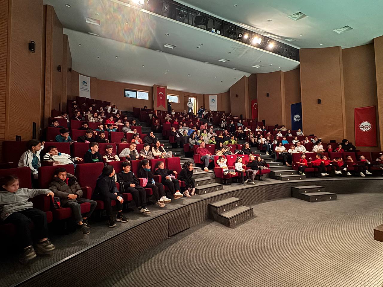 “Bir Zebra Müzikali” minik seyircilerle buluştu