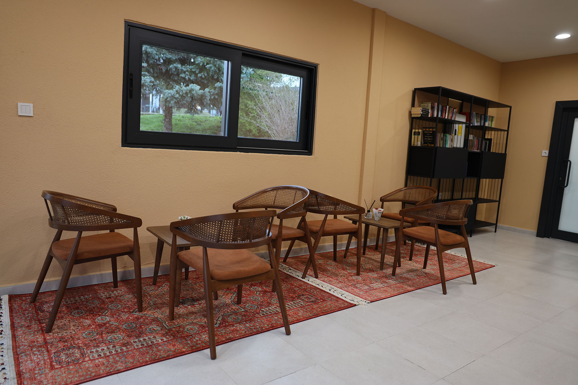 Sakarya’da öğrenciler çamaşırları yıkanırken kitap okuyor