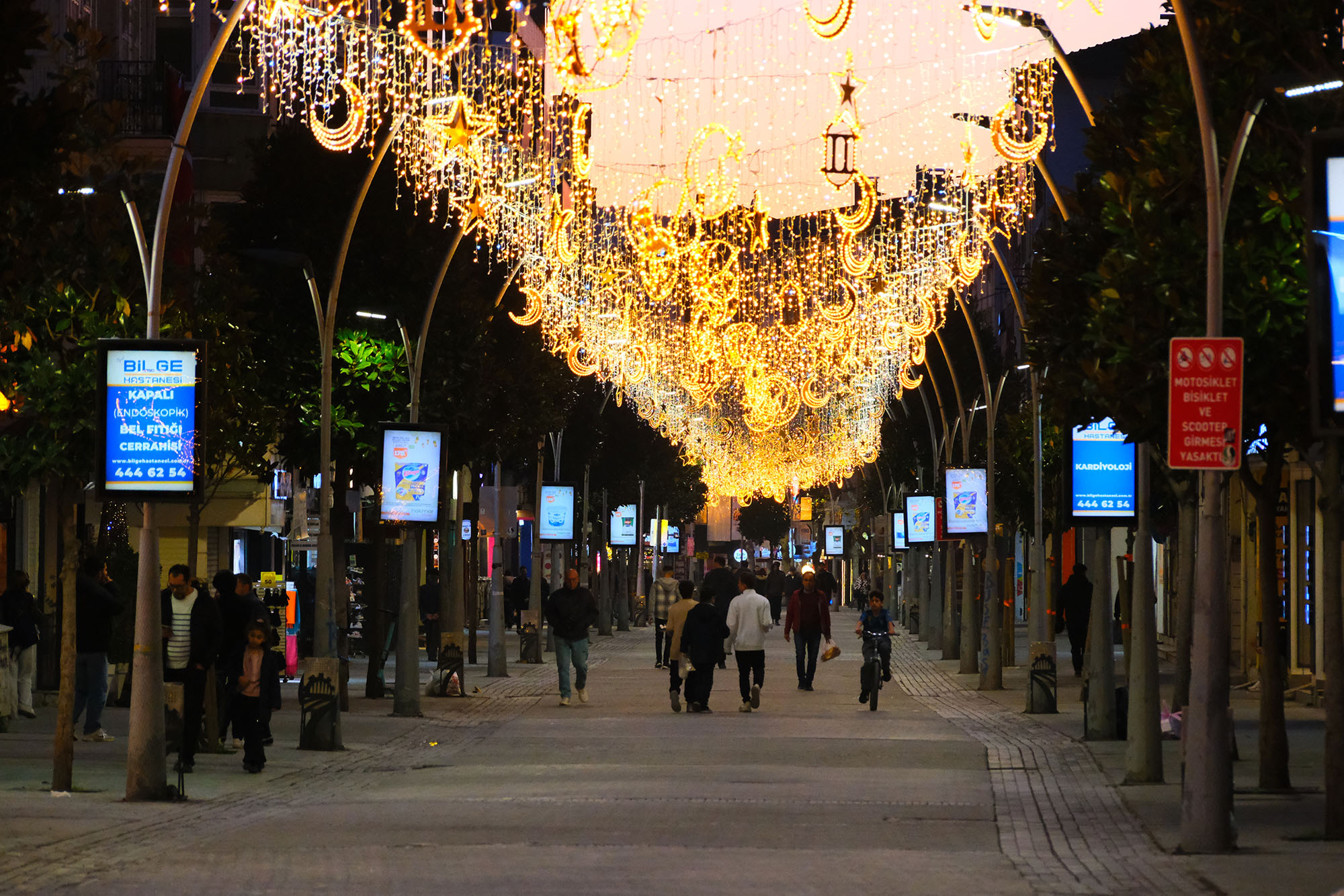 Çark Caddesi’nde ışıl ışıl Ramazan 