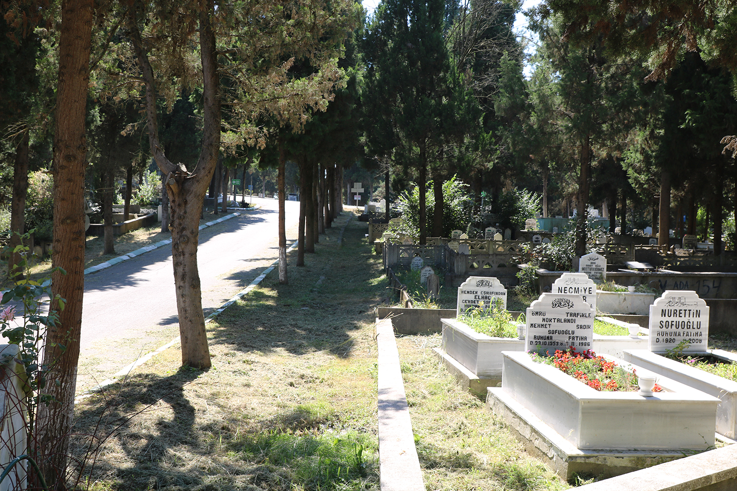 Mezarlıklar bayrama hazırlanıyor