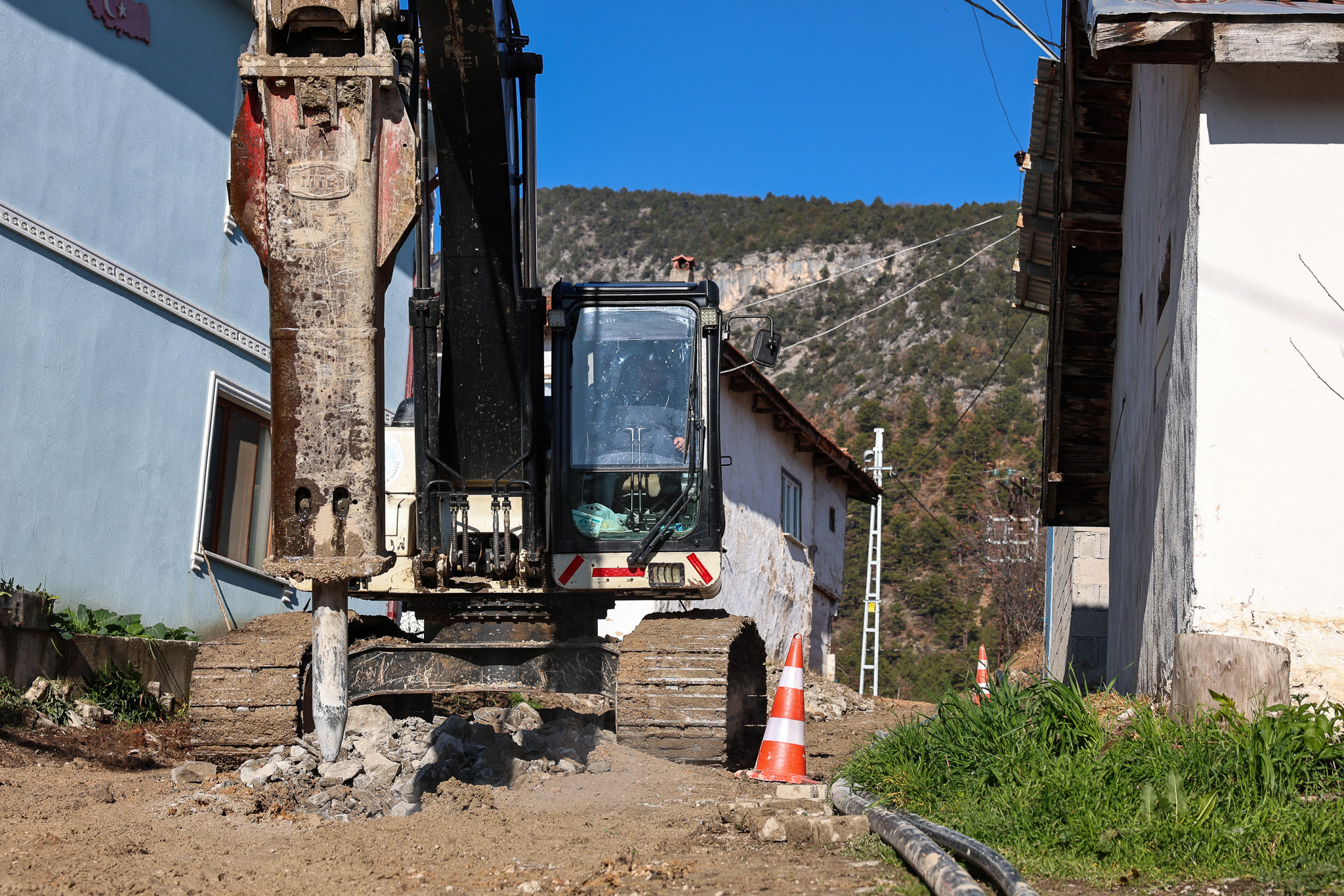 Merkeze 85 kilometre uzaklıktaki Taraklı Alballar’da altyapı dönüşümü başladı