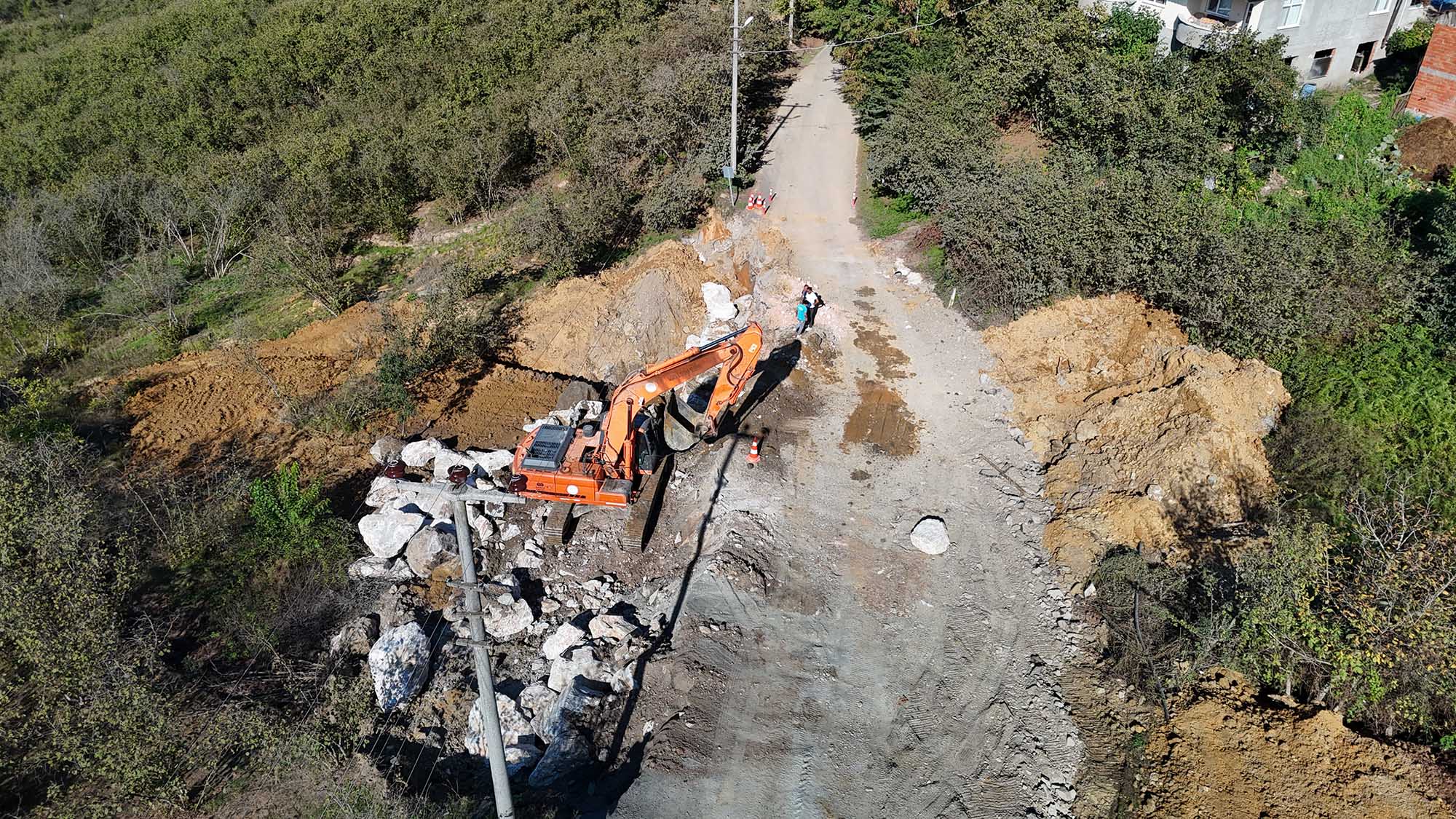 Büyükşehir bu kez Kocaali’de işleme başladı: 8 mahalle, 5 bin 500 metre güzergâh ve 8 bin ton asfalt