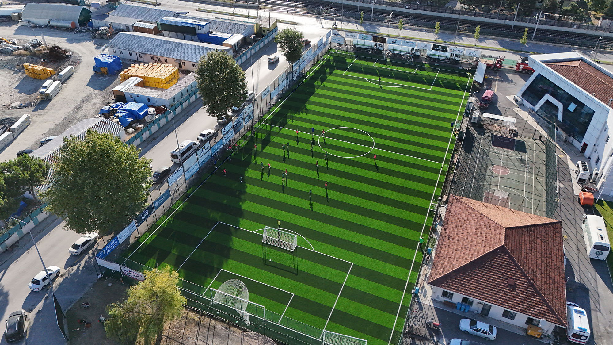 Büyükşehir'in yenilediği zeminde ilk düdük çaldı
