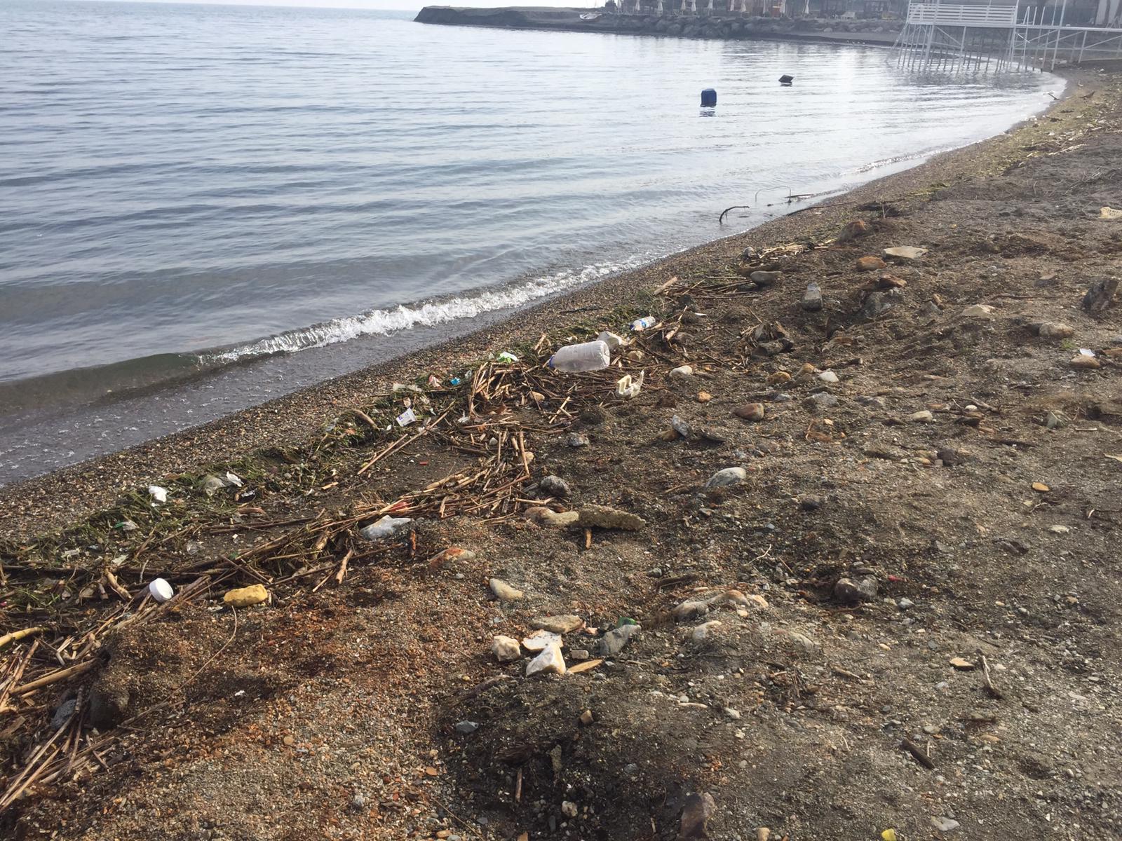 Göl çevresinden 10 poşet çöp toplandı