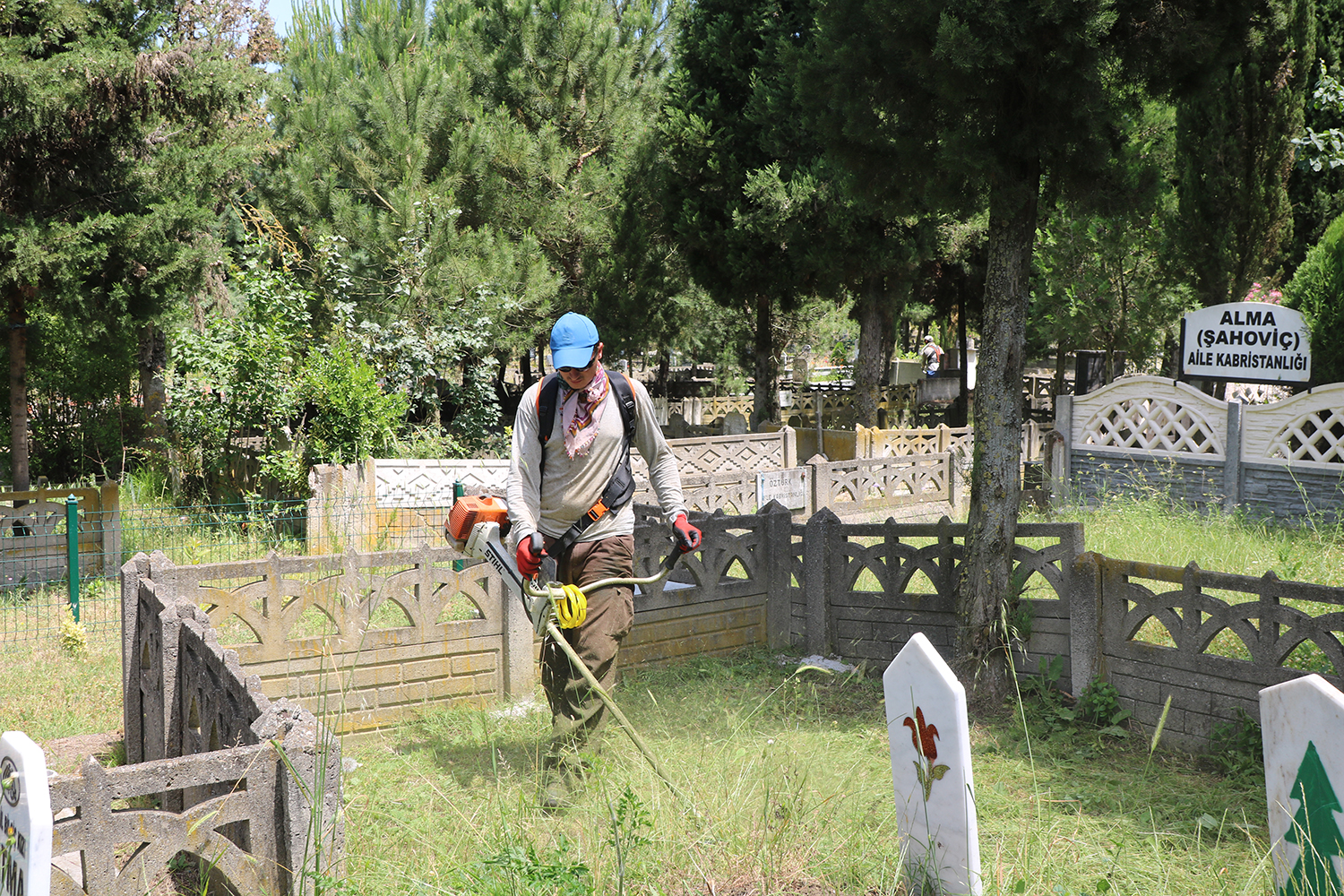 Mezarlıklar bayrama hazırlanıyor