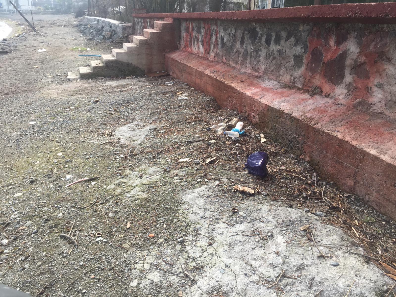 Göl çevresinden 10 poşet çöp toplandı