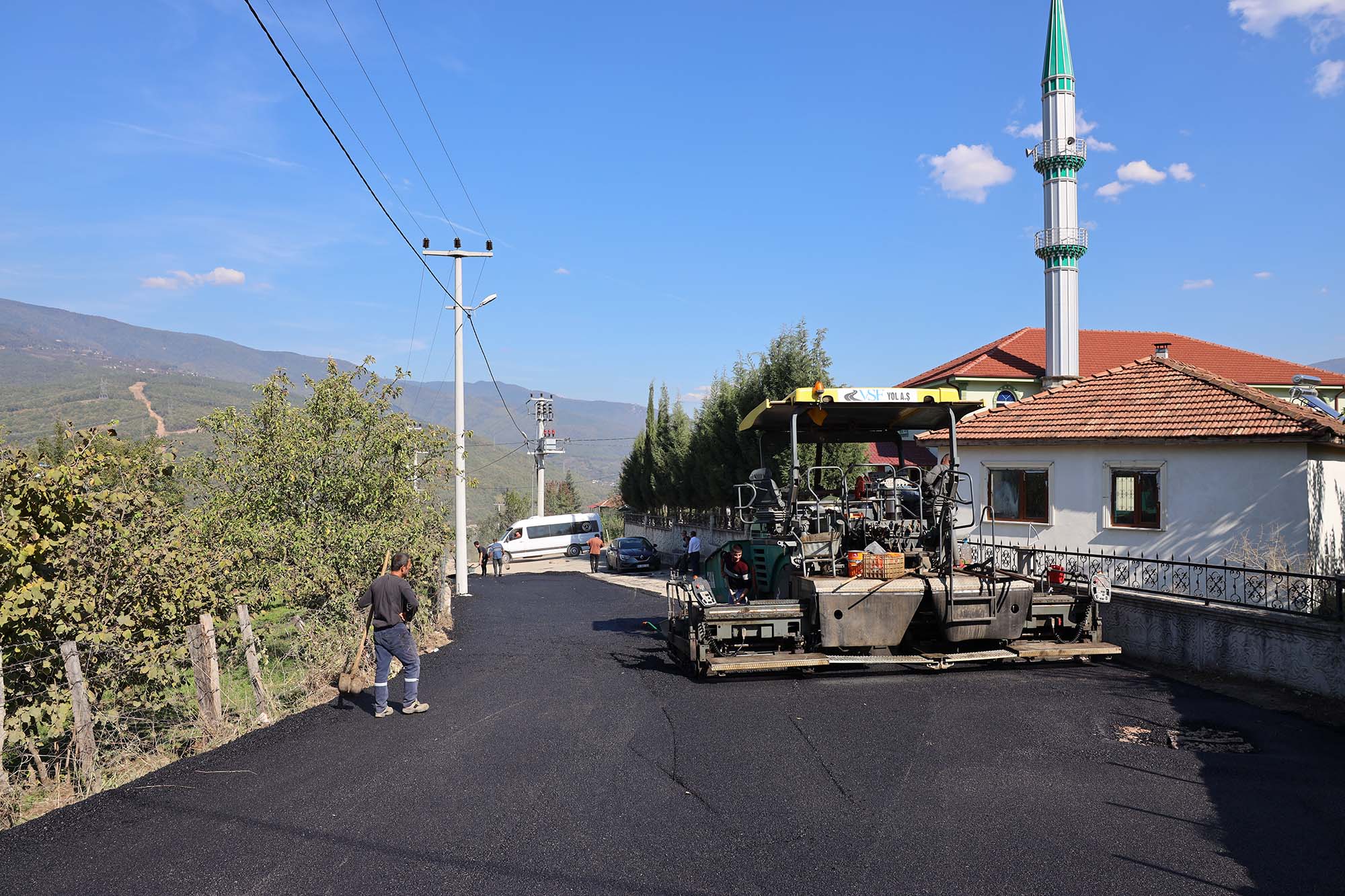 Akyazı’nın kırsalına giden yollar Büyükşehirle güzelleşti