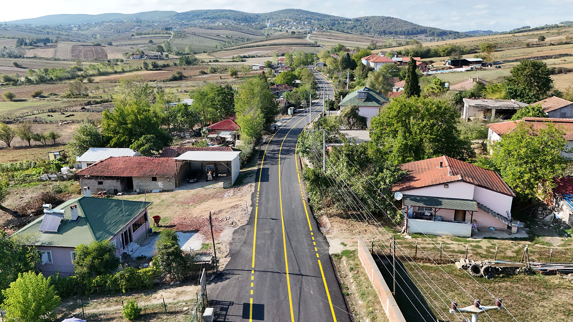 Söğütlü’de yenilenen grup yollarına vatandaşlardan tam not: “Modern bir hale kavuştu”