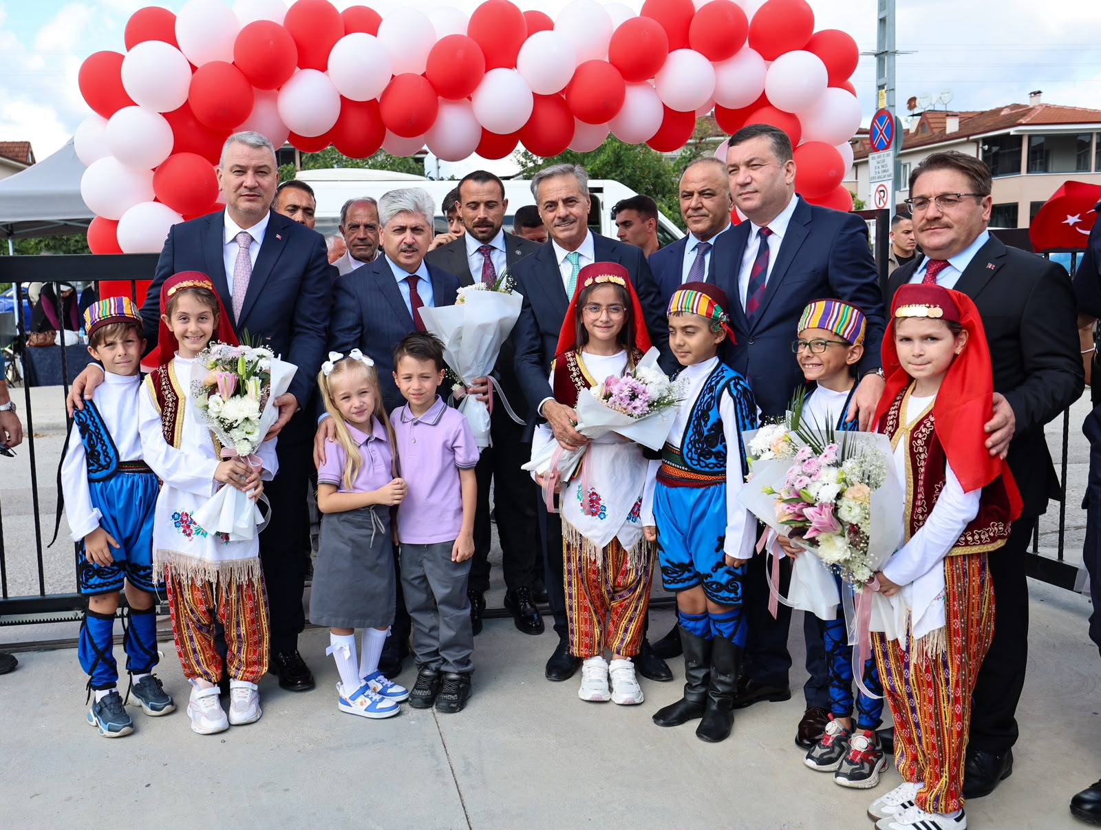 Alemdar, “Evlatlarımızın ve gençlerimizin her zaman, her alanda yanında olacağız”