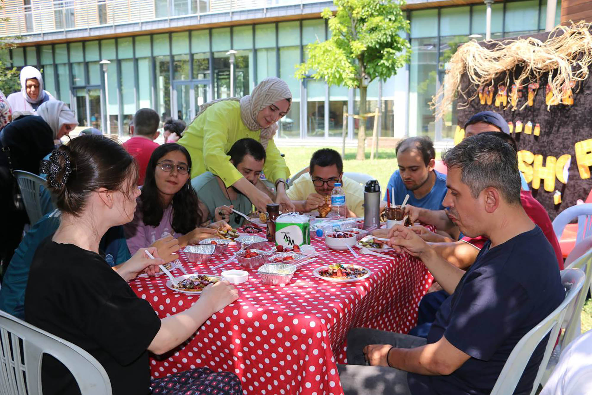Özel bireyler ve anneleri hobi atölyelerinde el ele