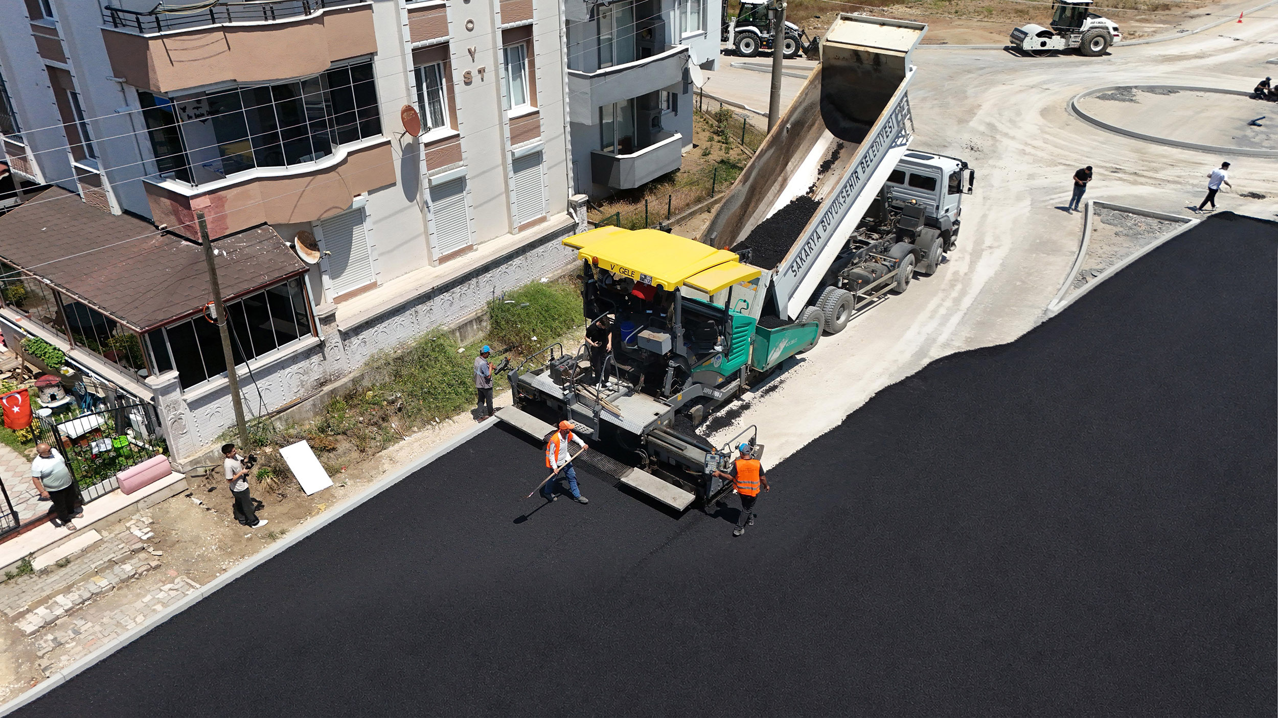 Büyükşehir Karasu’da sahil trafiğini rahatlatacak caddede asfalt çalışmalarına başladı