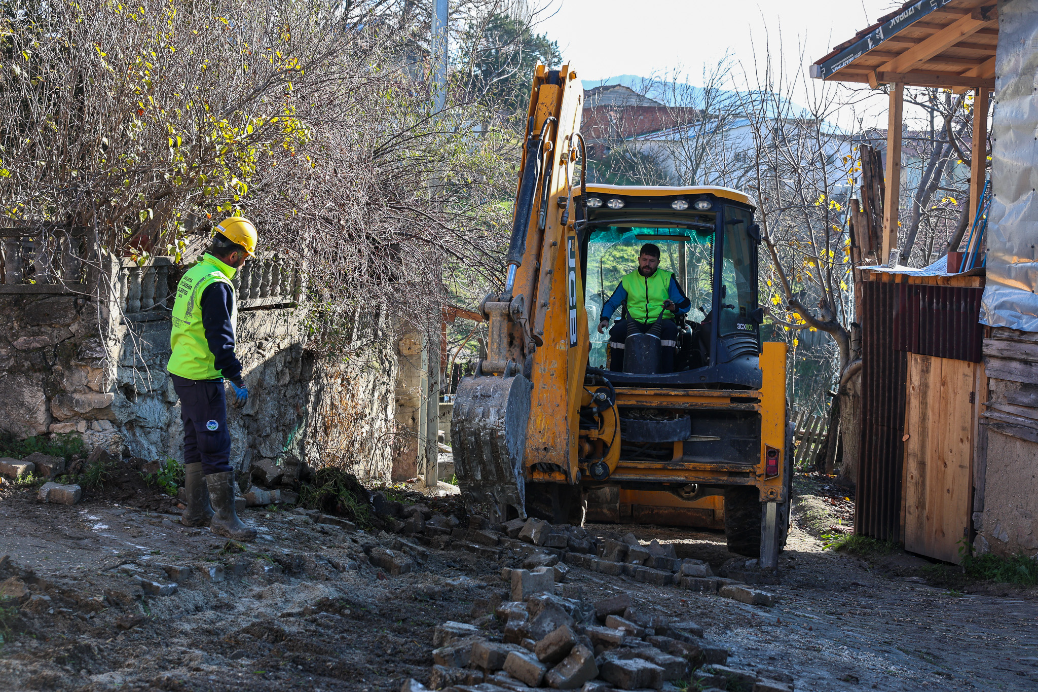 Merkeze 85 kilometre uzaklıktaki Taraklı Alballar’da altyapı dönüşümü başladı