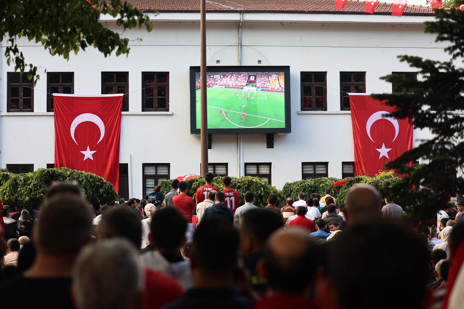 Milli heyecan iki noktada yaşanacak: Büyükşehir’den iki dev ekran