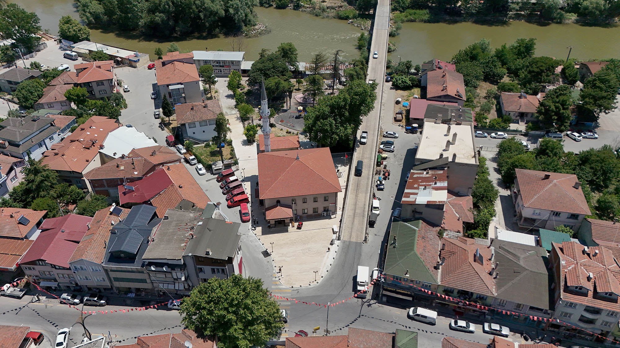 Alifuatpaşa Merkez Camii'nin çevresi yepyeni bir görünüme kavuştu