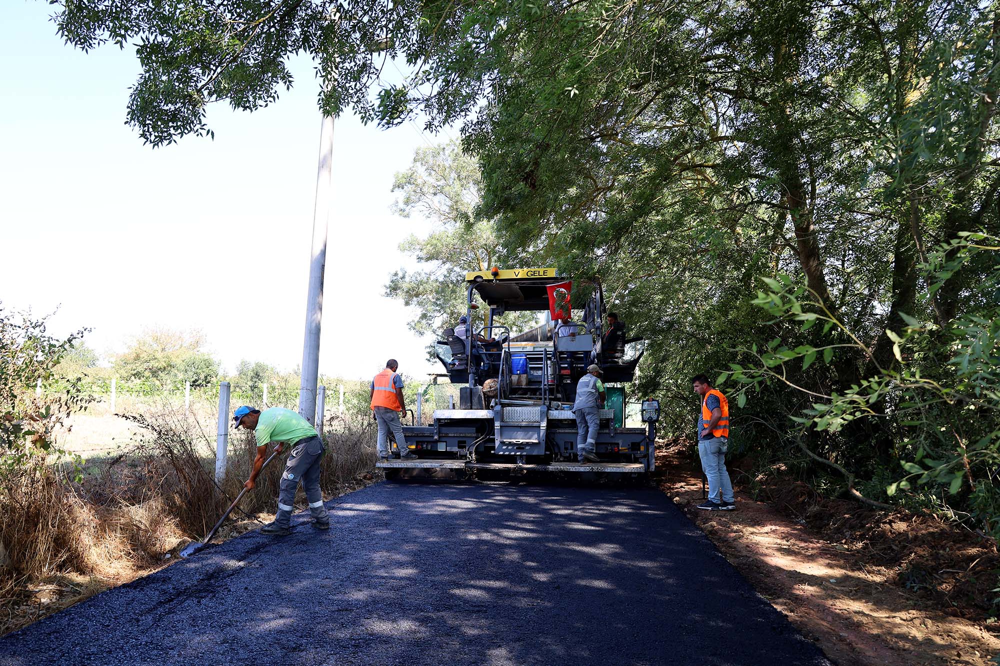 Büyükşehir, Kaynarca’yı sıcak asfalt konforuyla buluşturmaya devam ediyor