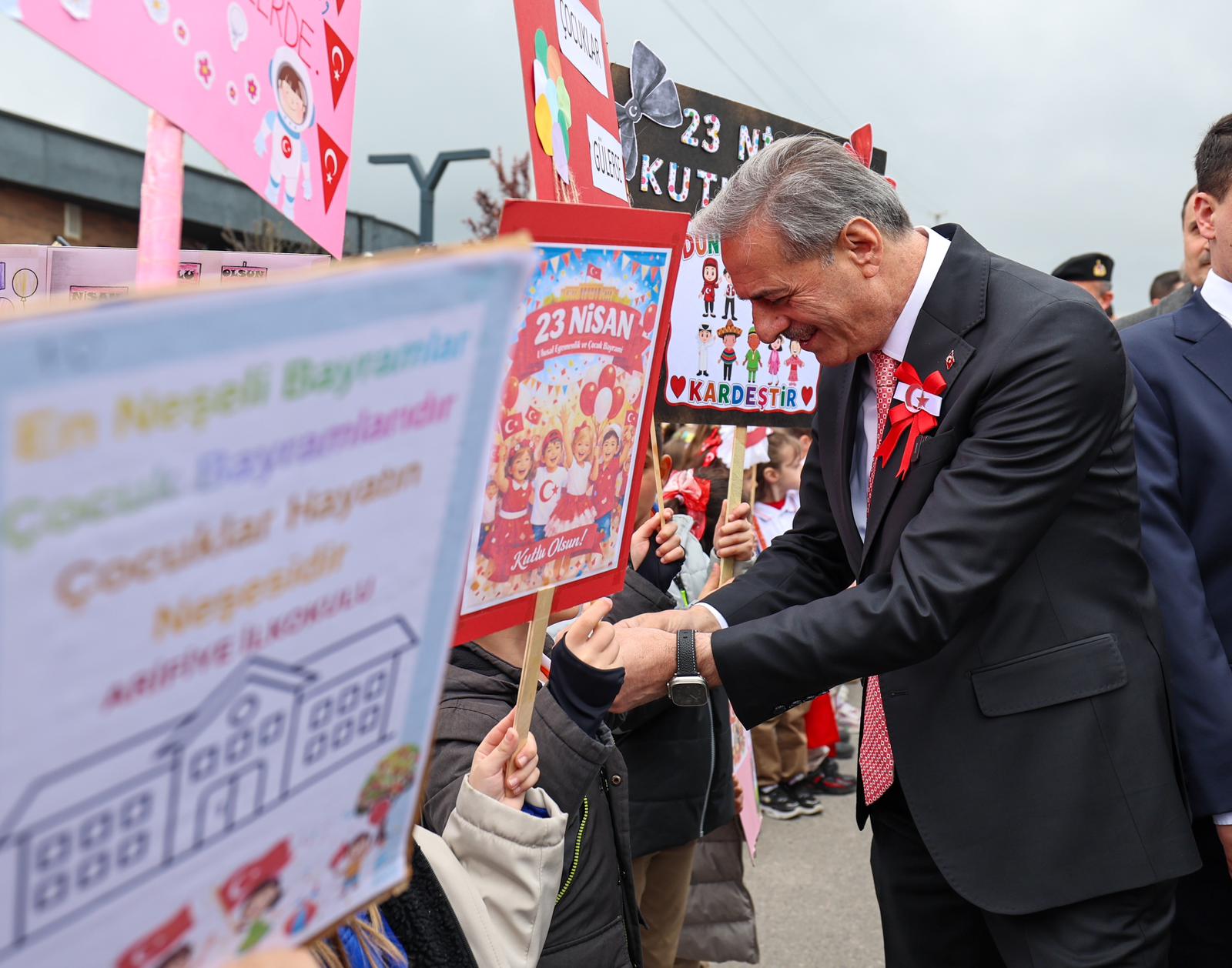 Alemdar miniklerin 23 Nisan coşkusuna ortak oldu: “Tüm çocuklarımızın bayramı kutlu olsun”