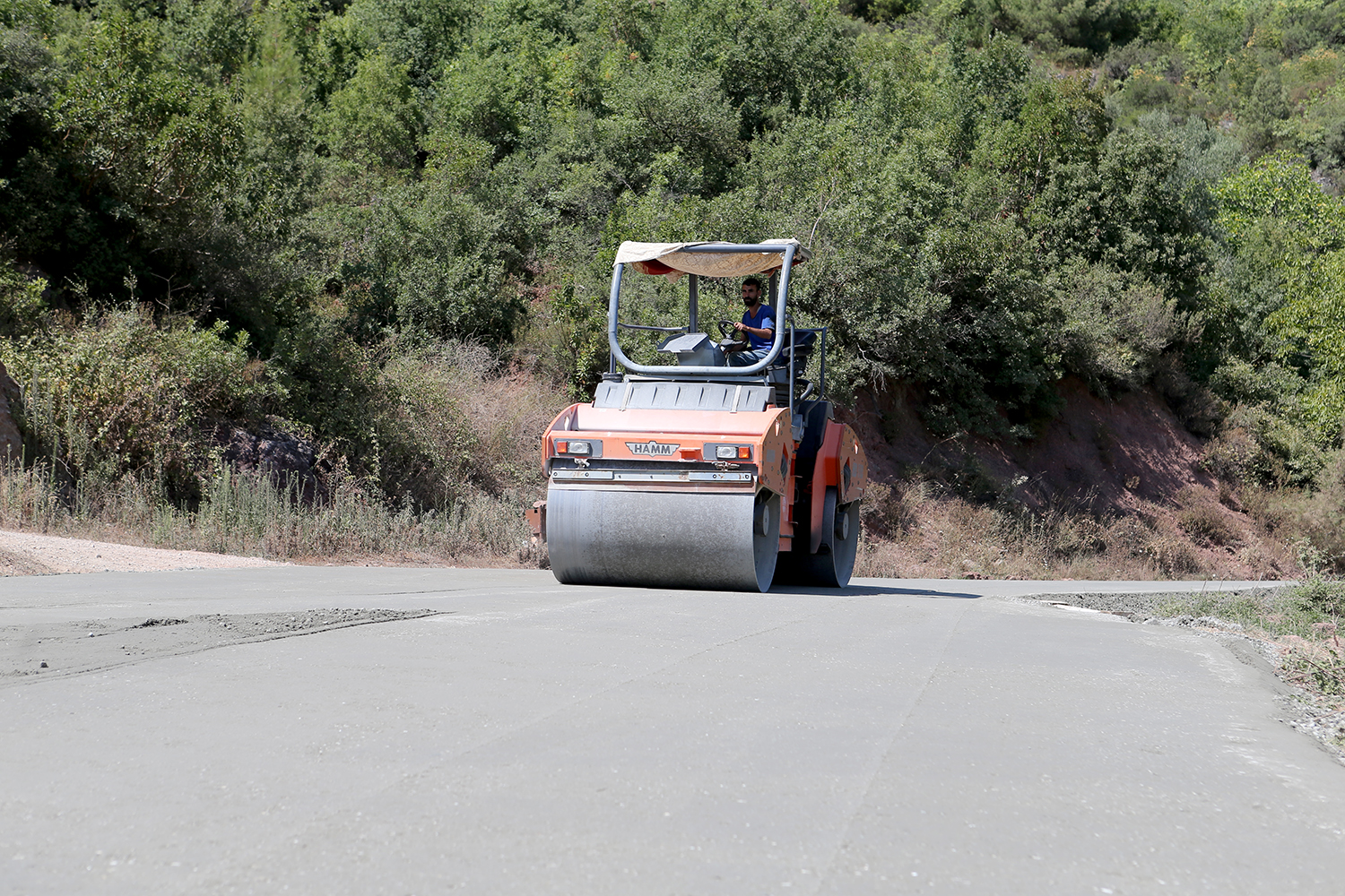 Geyve’nin iki mahallesinde daha beton yol tamam