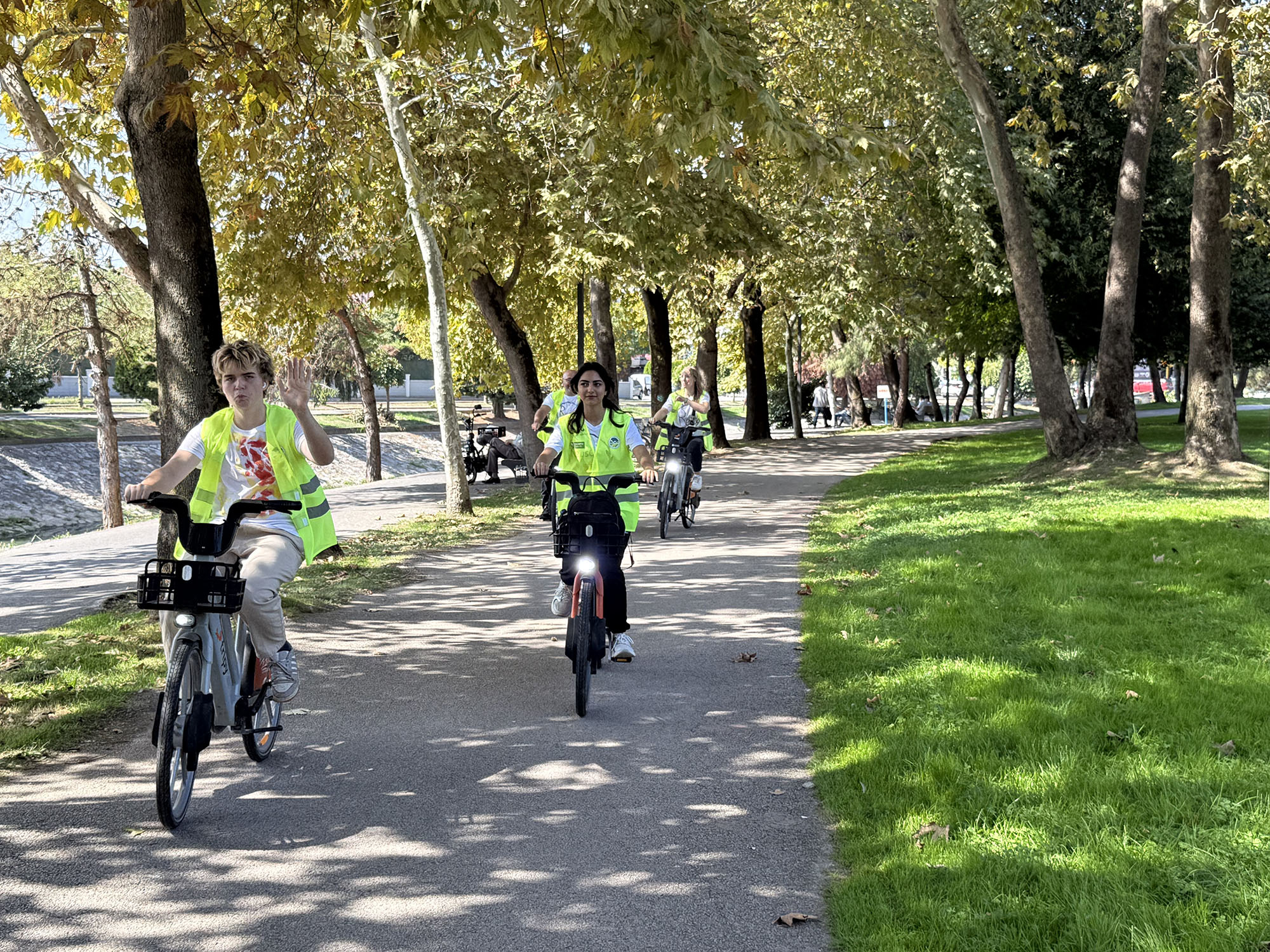 Misafir gençler Sakarya’da ‘yeşil gelecek’ için pedal çevirdi