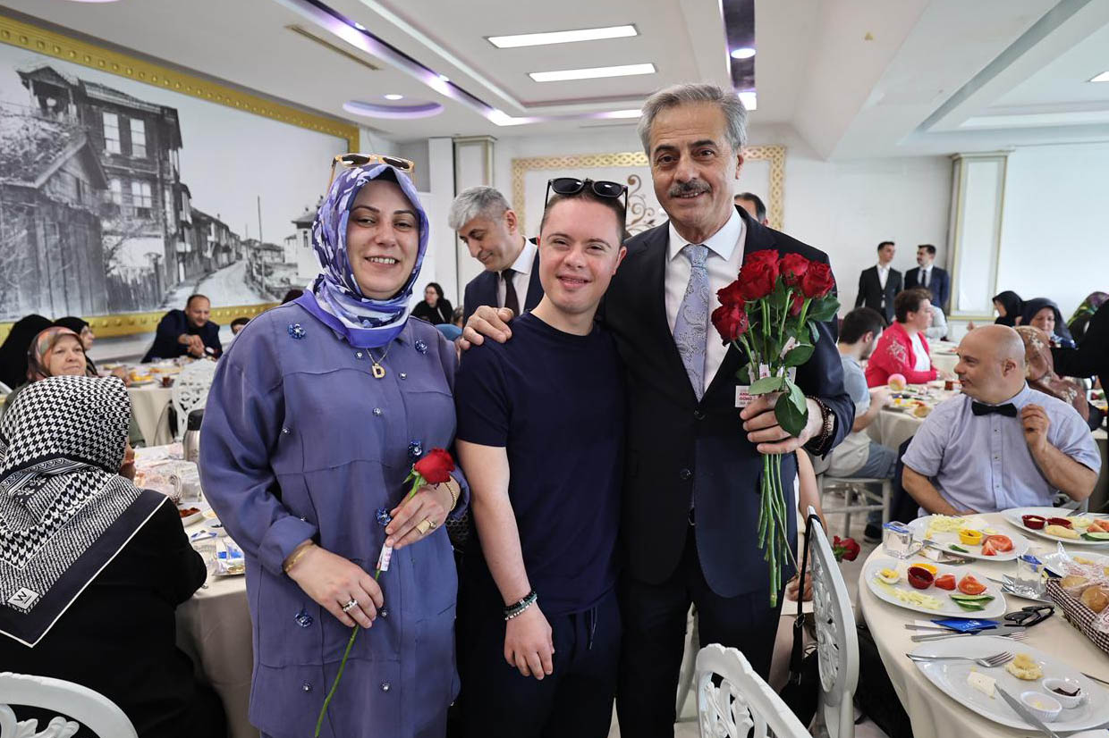 “Anne sadece evlat büyüten değil, geleceğin temellerini atan güçlü bir rehberdir”