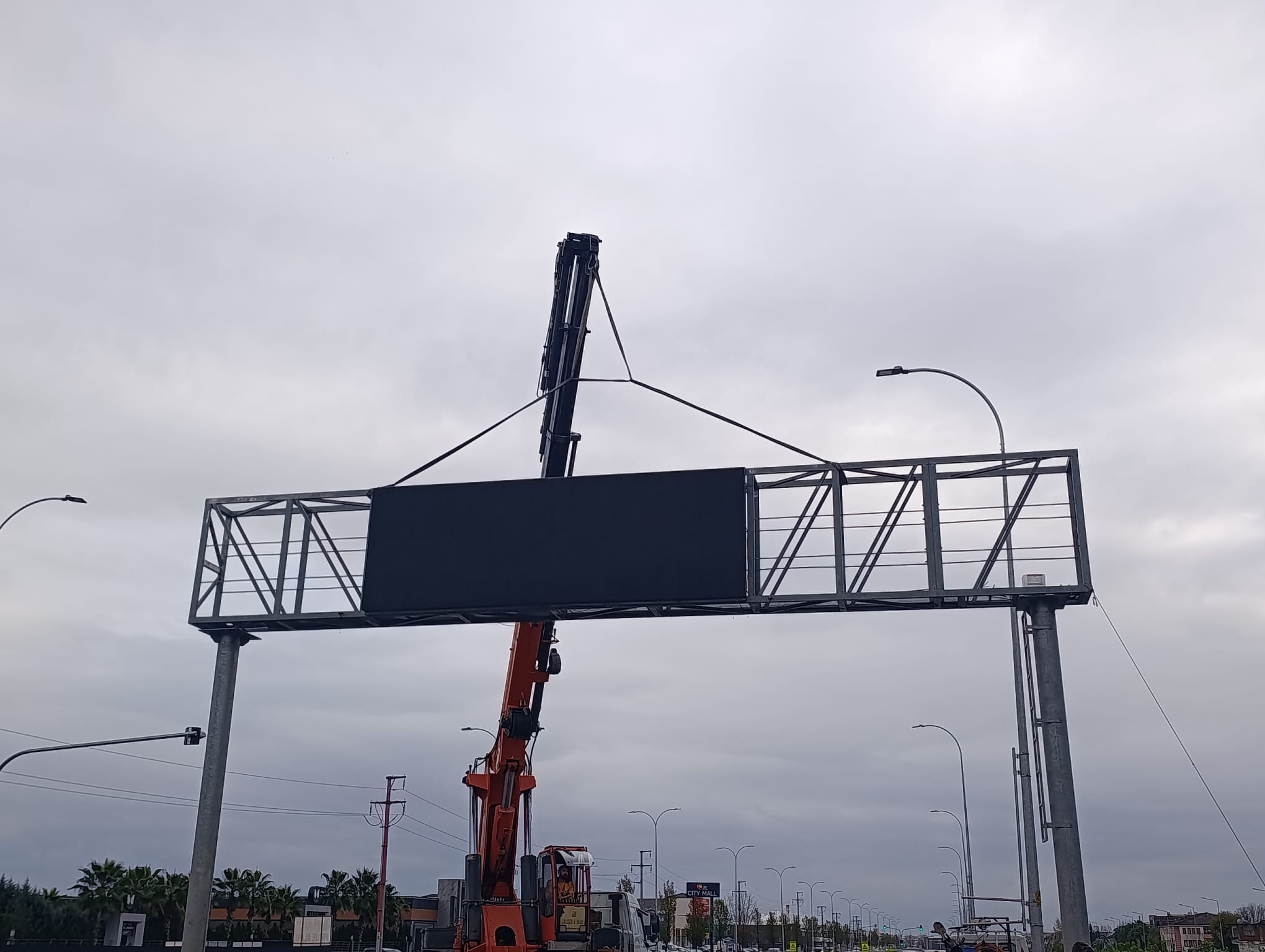 Sürücülere rehber olan dev ekran Karaman Yolu’nda farklı noktaya alındı