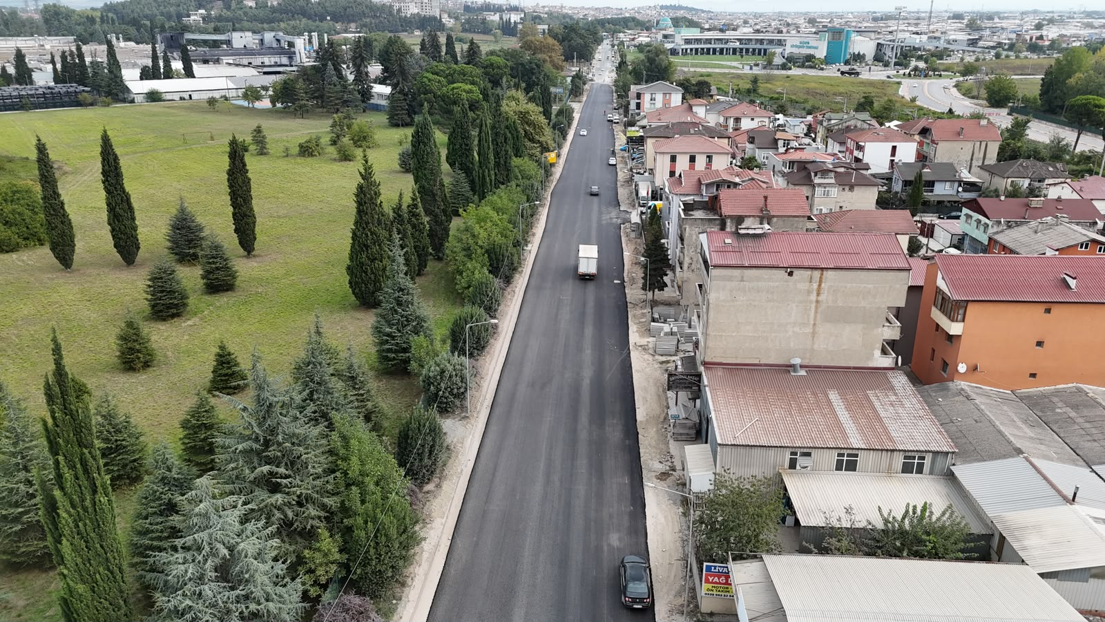 Arifiye Atatürk Caddesi’nde geceden sabaha uzanan asfalt mesaisi: Yepyeni bir görünüme kavuşuyor